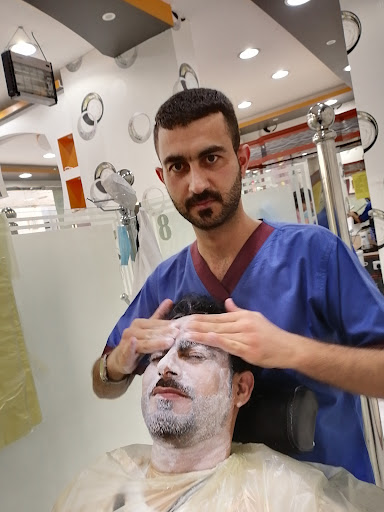 حلاق حكاية مقص.